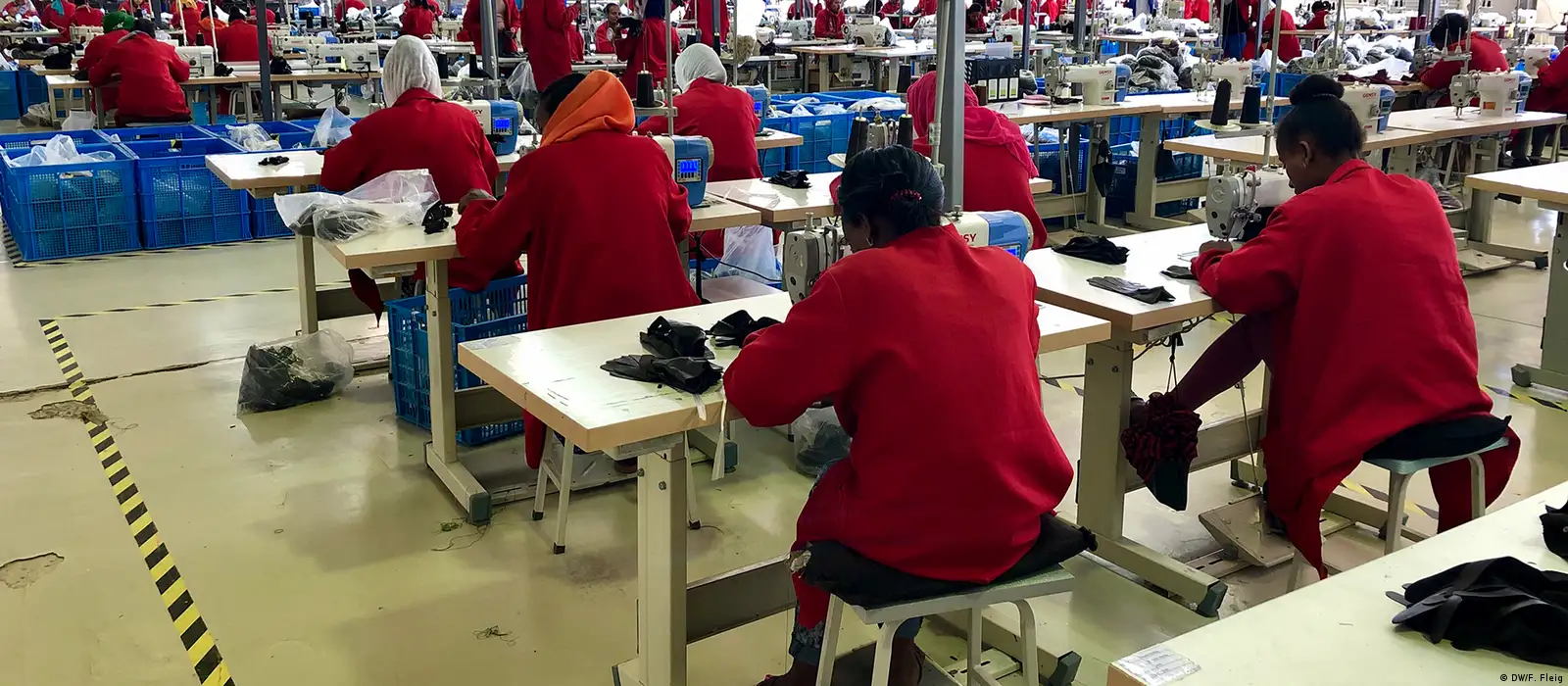 ▫ Revolução industrial ▫ - A indústria 1.0 ou primeira revolução industrial,  iniciou aproximadamente há 250 anos atrás na Inglaterra, com o aumento da  produtividade da indústria têxtil com as fábricas mecanizadas, image size:1600x700