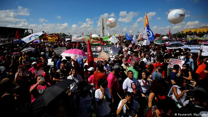 Students protesting against Jair Bolsonaro 