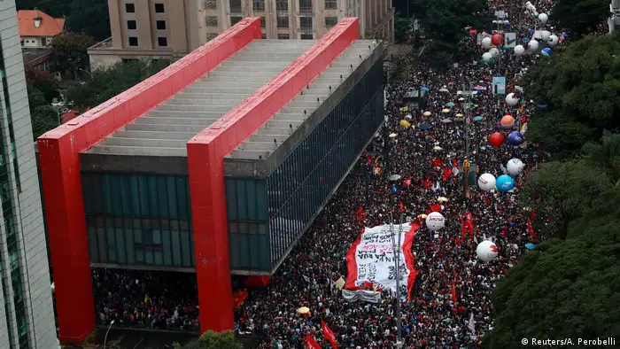 Brasilien, Sao Paulo: Studentenproteste gegen Sparmaßnahmen (Reuters/A. Perobelli)