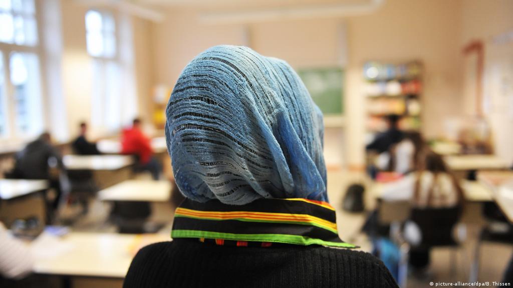 Top Austrian court lifts headscarf ban in elementary schools | News | DW |  11.12.2020