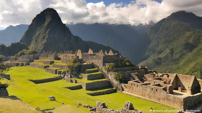 Massentourismus Machu Picchu (picture-alliance/dpa/C. Wojtkowski)