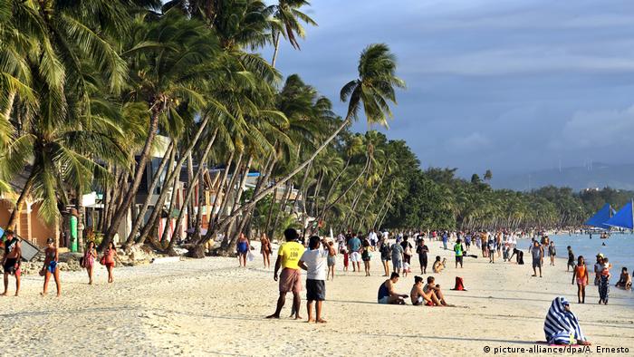 Друго решение са намерили на филипинския остров Боракай: вместо да късат входни билетчета, властите затвориха за туристи популярния остров с вълшебните плажове. А времето беше използано за почистване и изграждане на по-добра канализационна система. Междувременно Боракай отново приема гости, но броят им е ограничен, а шумни партита не се допускат.