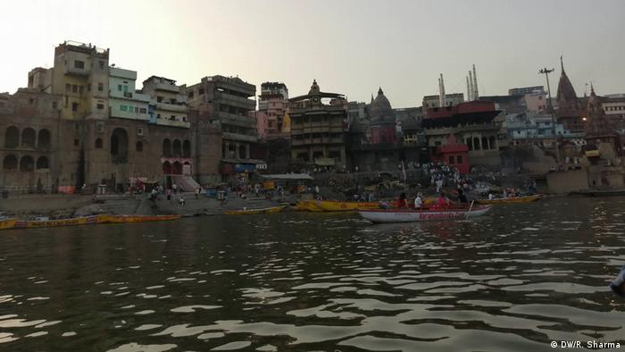 Indien Fischer in Varanasi (DW/R. Sharma)