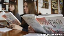 Bildnummer: 53875266 Datum: 22.03.2010 Copyright: imago/ITAR-TASS
ITAR-TASS 09: KIEV, UKRAINE. MARCH 22, 2010. Ninth grade students in a Ukrainian language lesson at a Kiev secondary school. PUBLICATIONxINxGERxAUTxONLY Gesellschaft Schule Bildung Ukraine kbdig xsp 2010 quer o0 Unterricht, Schulunterricht, Buch, Schulbuch
Bildnummer 53875266 Date 22 03 2010 Copyright Imago ITAR TASS ITAR TASS 09 Kiev Ukraine March 22 2010 Ninth Grade Students in a Ukrainian Language Lesson AT a Kiev Secondary School PUBLICATIONxINxGERxAUTxONLY Society School Education Ukraine Kbdig xsp 2010 horizontal o0 Teaching Schools Book Textbook 