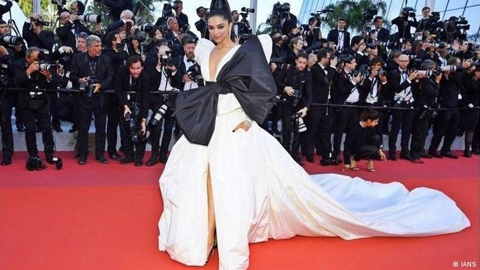 Bollywood in Cannes - eine Schauspielerin auf dem Roten Peppich in Cannes vor Fotografen