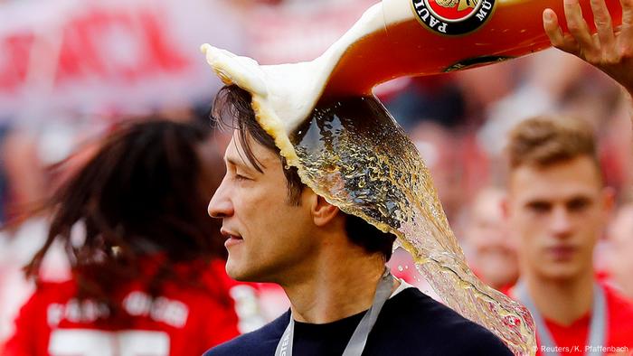 Niko Kovac świętuje tytuł.