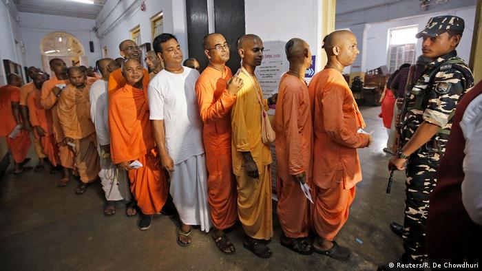 Очередь на избирательном участке в Калькутте