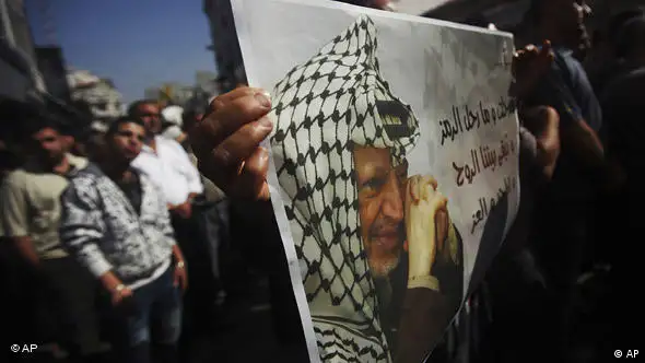 Unterstützer der Fatah hält ein Plakat des verstorbenen Palästinenserpräsidenten Arafat in die Höhe (Foto: AP)