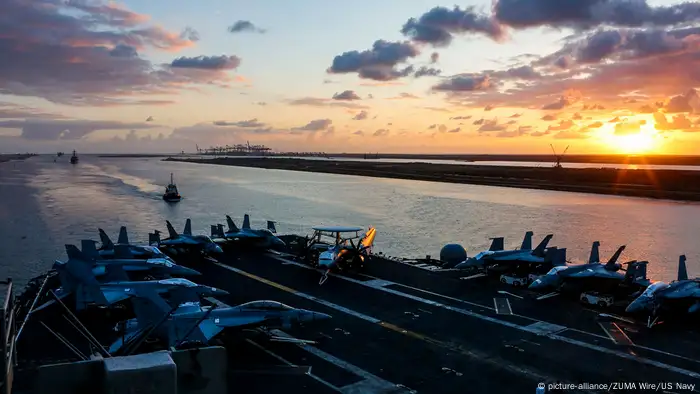 Ägypten Flugzeugträger USS Abraham Lincoln im Suez Kanal