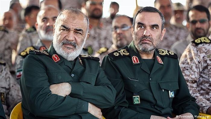 Revlocionarna garada irana, desno je Hasan Mohagek iz tajne službe