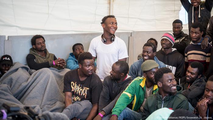 Italien Sea-Watch 3 mit 47 Migranten