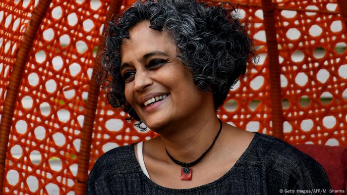 Mehrer liberale Intellektuelle wie die weltbekannte Schriftstellerin Arundhati Roy haben die Regierung für das Gesetz und die Pläne des Bürgerregisters scharf kritisiert. Konservative Politiker wie der ehemalige Wirtschaftsminister Subramanian Swamy fordert die Verhaftung Roys. Er wirft ihr Volksverhetzung vor.