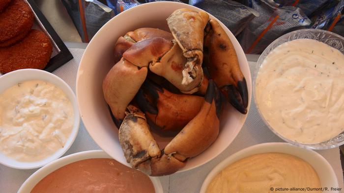 Bowl with crab claws and dips (picture-alliance/Dumont/R. Freier)