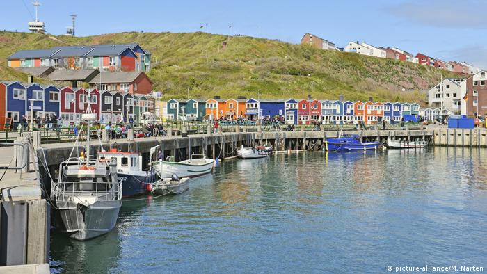 The lobster shacks along Helgoland's inland port (picture-alliance/M. Narten)