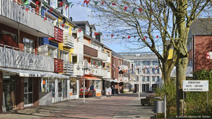 Heligoland, Lung Wai shopping street with colorful houses (picture-alliance/M. Narten)