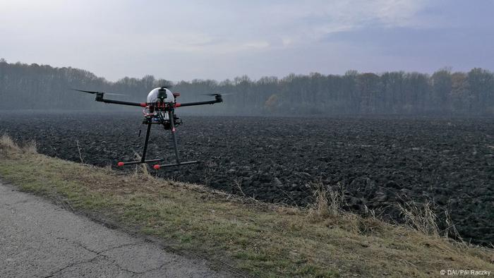Eine Drohne fliegt über ein Feld (DAI/Pál Raczky)