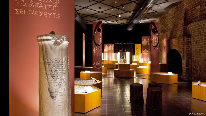 Die Seikilos-Stele steht in einem Ausstellungsraum (Fritz Fabert)