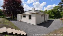 14.05.2019, Thüringen, Weimar: Vor der Wiedereröffnung ist das Haus Am Horn zu sehen. Es zählt zum Unesco-Kulturerbe und ist die einzige in der Gründungsstadt der berühmten Designschule realisierte Bauhaus-Architektur. Mit dem Musterhaus «Am Horn» in Weimar demonstrierten die Bauhäusler, wie sie sich 1923 modernes Wohnen vorstellten. Nun wird das wieder eingerichtete Gebäude für Besucher zugänglich gemacht. Foto: Martin Schutt/dpa-Zentralbild/dpa | Verwendung weltweit