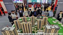 19.04.2019, China, Dalian: Chinese homebuyers look at housing models of a residential property project at a real estate fair in Dalian city, northeast China's Liaoning province, 19 April 2019. Housing prices in 70 big Chinese cities increased an average of 10.6 per cent year on year in March, the quickest gain since April 2017 and the latest indication that the world°Øs second-largest economy is rebounding after a difficult start to the year. Foto: Liu Debin/Imaginechina/dpa |