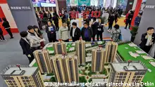 19.04.2019, China, Dalian: Chinese homebuyers look at housing models of a residential property project at a real estate fair in Dalian city, northeast China's Liaoning province, 19 April 2019. Housing prices in 70 big Chinese cities increased an average of 10.6 per cent year on year in March, the quickest gain since April 2017 and the latest indication that the world°Øs second-largest economy is rebounding after a difficult start to the year. Foto: Liu Debin/Imaginechina/dpa |