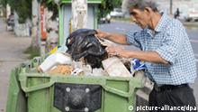 In einem Müllcontainer in Qa'emshar im Norden des Iran sucht ein Mann nach Verwertbarem. Aufnahme vom März 2009. Foto: Boris Roessler +++(c) dpa - Report+++