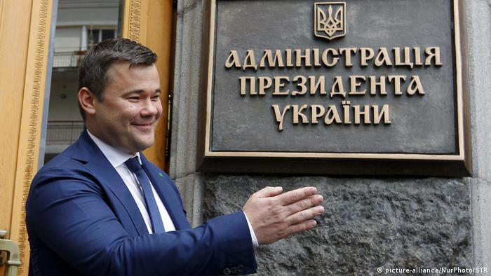 Андрей Богдан в мае 2019 года перед табличкой Администрация президента Украины