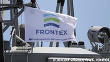 ARCHIV - 27.07.2017, Italien, Catania: Eine Fahne der Europäischen Agentur für die Grenz- und Küstenwache Frontex weht auf einem italienischen Militärschiff. Zum Schutz der europäischen Außengrenzen soll die EU-Grenzschutztruppe Frontex bis 2027 auf bis zu 10 000 Einsatzkräfte ausgebaut werden. (zu dpa: «EU beschließt Frontex-Ausbau auf bis zu 10 000 Grenzschützer bis 2027») Foto: Kay Nietfeld/dpa +++ dpa-Bildfunk +++ | Verwendung weltweit