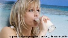 Blonde Frau in Unterwäsche trinkt ein Glas Milch Fototapete | Verwendung weltweit, Keine Weitergabe an Wiederverkäufer.