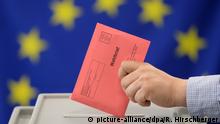 ARCHIV - 26.02.2014, Brandenburg, Potsdam: ILLUSTRATION - Eine Stimmabgabe für das Europäische Parlament (gestellte Szene). Wenige Tage vor der Europawahl verzeichnen die Kommunen in Niedersachsen eine deutlich gestiegene Zahl von Briefwahlanträgen im Vergleich zu der Wahl 2014. Foto: Ralf Hirschberger/ZB/dpa +++ dpa-Bildfunk +++ | Verwendung weltweit