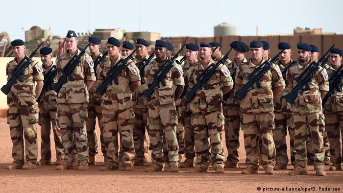 French troops parade (picture-alliance/dpa/B. Pedersen)