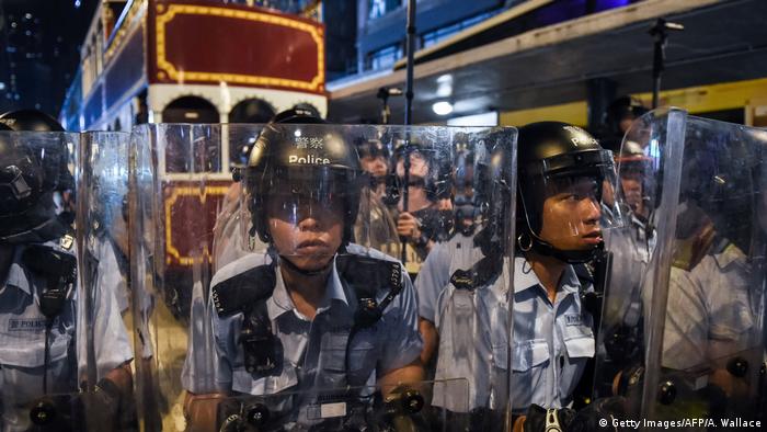 Polizisten nähern sich Demonstranten bei Protesten im Jahr 2016 in Hongkong