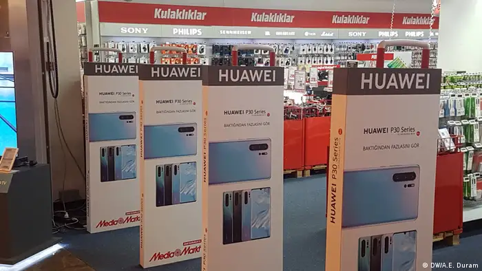Huawei-Werbungsplakate im türkischen Media Markt
