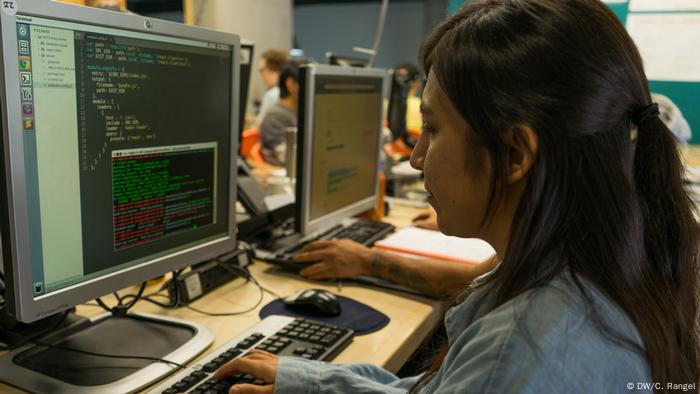 Iniciativa Holacode, en México: una joven frente a una computadora, generando códigos.