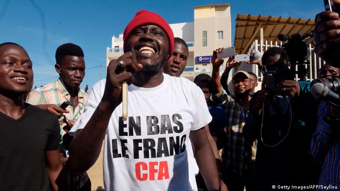 Senegal Untersützer des Aktivisten Kemi Seba nach Verbrennen eines CFA-Franc-Geldscheins