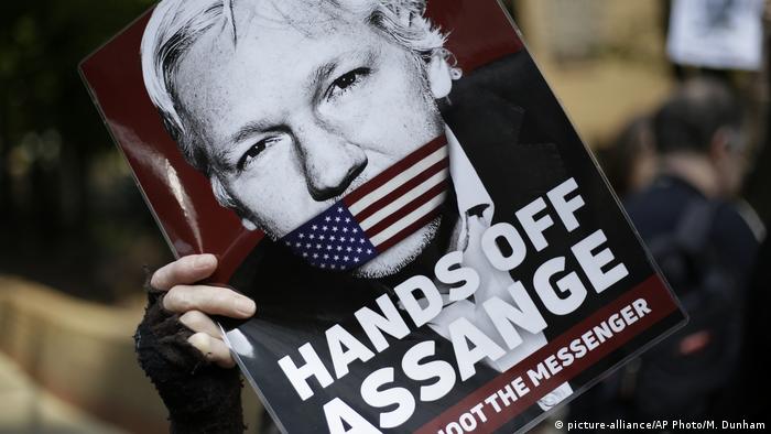 Afiche de protesta contra la detención de Julian Assange.