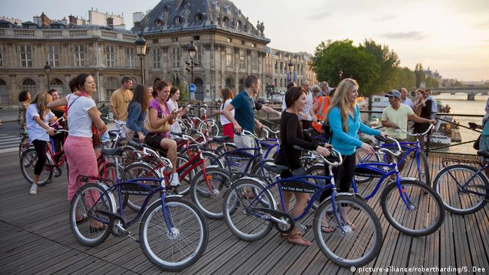 A bicycle tour group on a bridge in Paris, Fance (picture-alliance/robertharding/S. Dee)