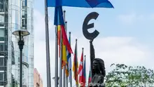 15.05.2015
Belgien: Statue Europa der belgischen Künstlerin May Claerhout vor dem Europäischen Parlament in Brüssel.
Foto vom 15. Mai 2015. | Verwendung weltweit