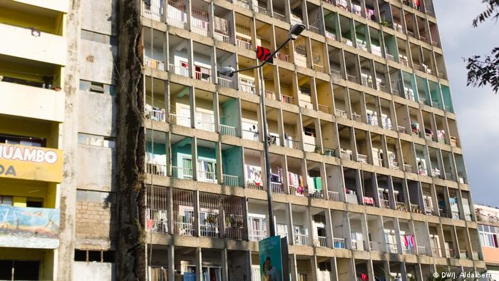Angola alte Gebäude in Huambo, ärmliche Lebensbedingungen (DW/J. Aldalberto)