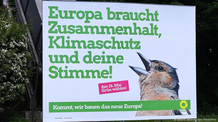 Wahlplakate der Grünen zur Europawahl 2019: es zeigte einen Vogel, daneben steht geschrieben: Zusammenhalt, Klimaschutz und deine Stimme!