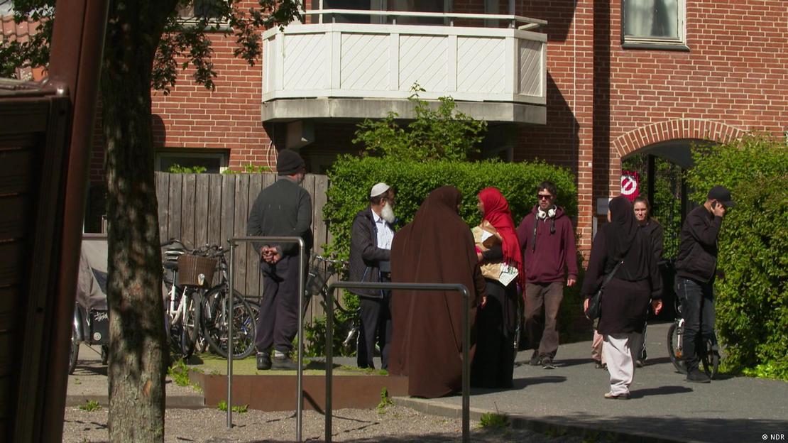 Муслимани и муслиманки со шамии пред зграда во Копенхаген, Данска Муслимани и муслиманки со шамии пред зграда во Копенхаген, Данска