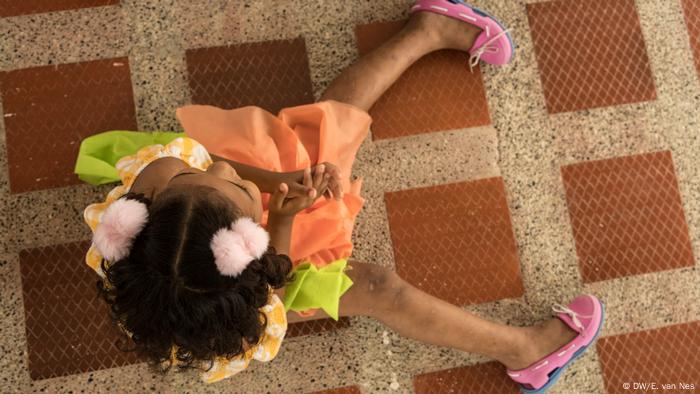Esta niña es una de las 16 niñas acogidas por la Fundación Renacer, un refugio para víctimas de explotación sexual comercial. 