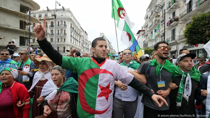 تظاهرة في العاصمة الجزائرية للمطالبة برحيل جميع النخب الحاكمة بسبب اتهامات بالفساد