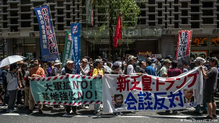 Japan Tokio | Protest vor Besuch von US-Präsident Donald Trump