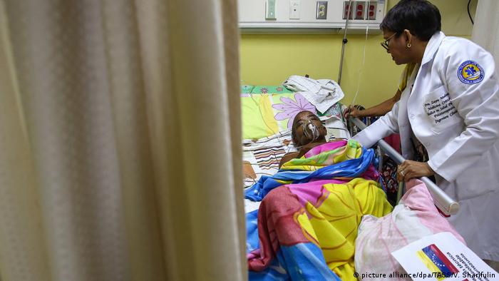 Un paciente es atendido en un hospital de Caracas.