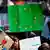 Cartazes em manifestação. Um deles é verde e imita a bandeira da UE