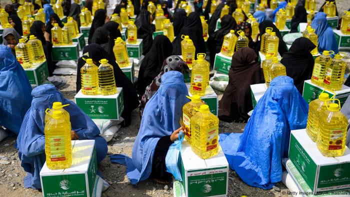 BdTD l Afghanistan Ramadan - Burka-bekleidete Frauen empfangen Hilfsgüter BdTD l Afghanistan Ramadan - Burka-bekleidete Frauen empfangen Hilfsgüter