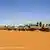 Mehrere Armee-Wagen in der Wüste (Foto: DW)