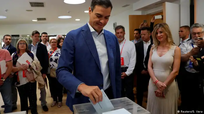 Spanien - Pedro Sanchez gibt seine Stimme zur Europawahl ab (Reuters/S. Vera)