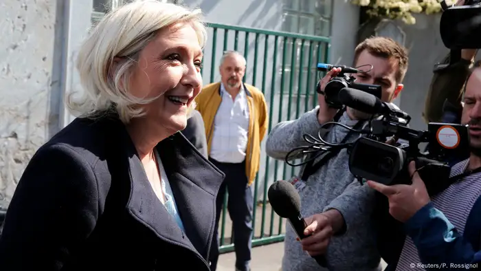 Frankreich Henin-Beaumont - Marine Le Pen spricht zur Presse nach Stimmabgabe zur Europawahl (Reuters/P. Rossignol)