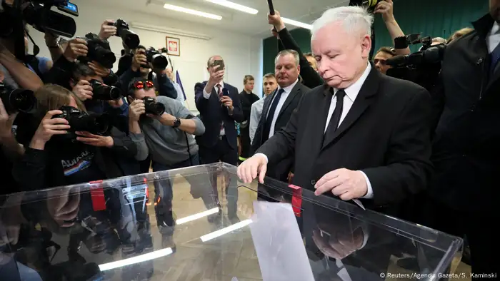 Jaroslaw Kaczynski, líder del partido polaco Ley y Justica (PiS), es uno de las más influyentes figuras del bloque euroescéptico que ha echado raíces en Europa oriental. El gobierno conservador del PiS está amenazado con sanciones europeas por no respetar el Estado de Derecho. En la imagen, Kaczynski vota en Varsovia.